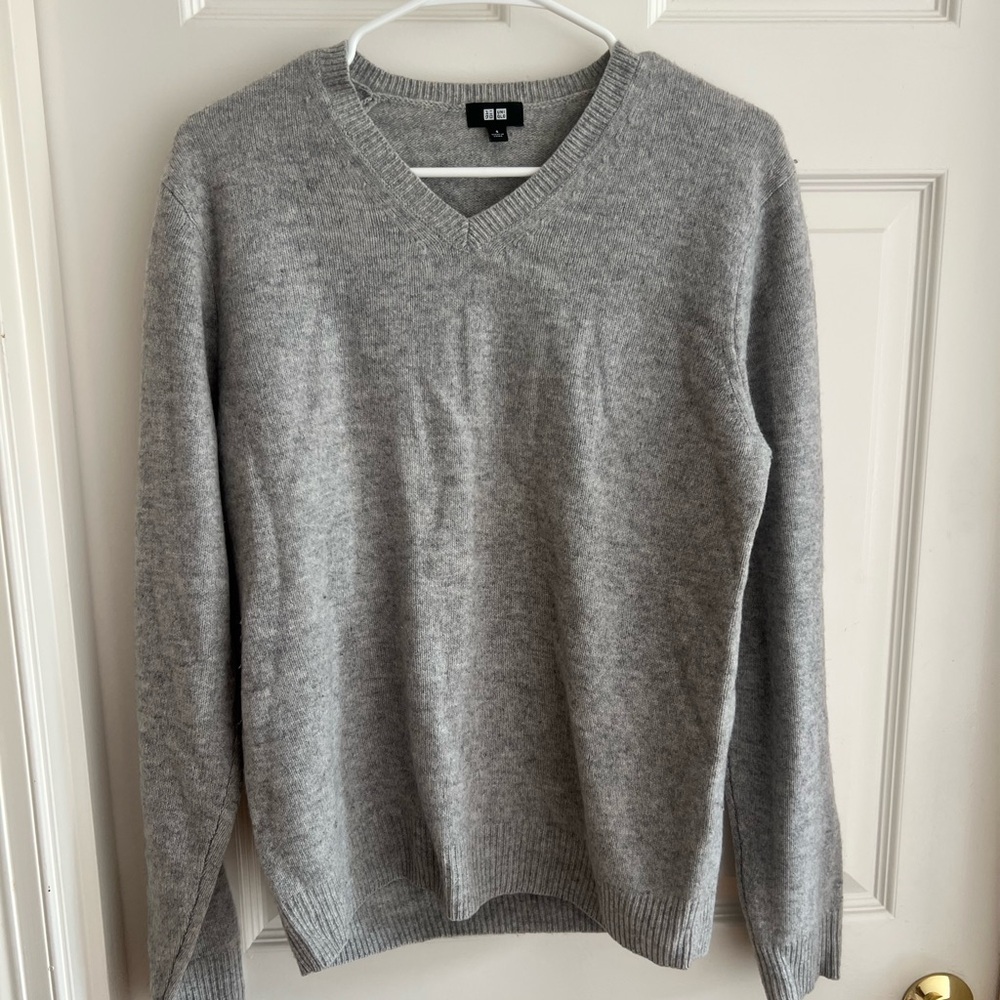 Uniqlo 100% Wool V-Neck Sweater in Charcoal with Soft Knit Fabric